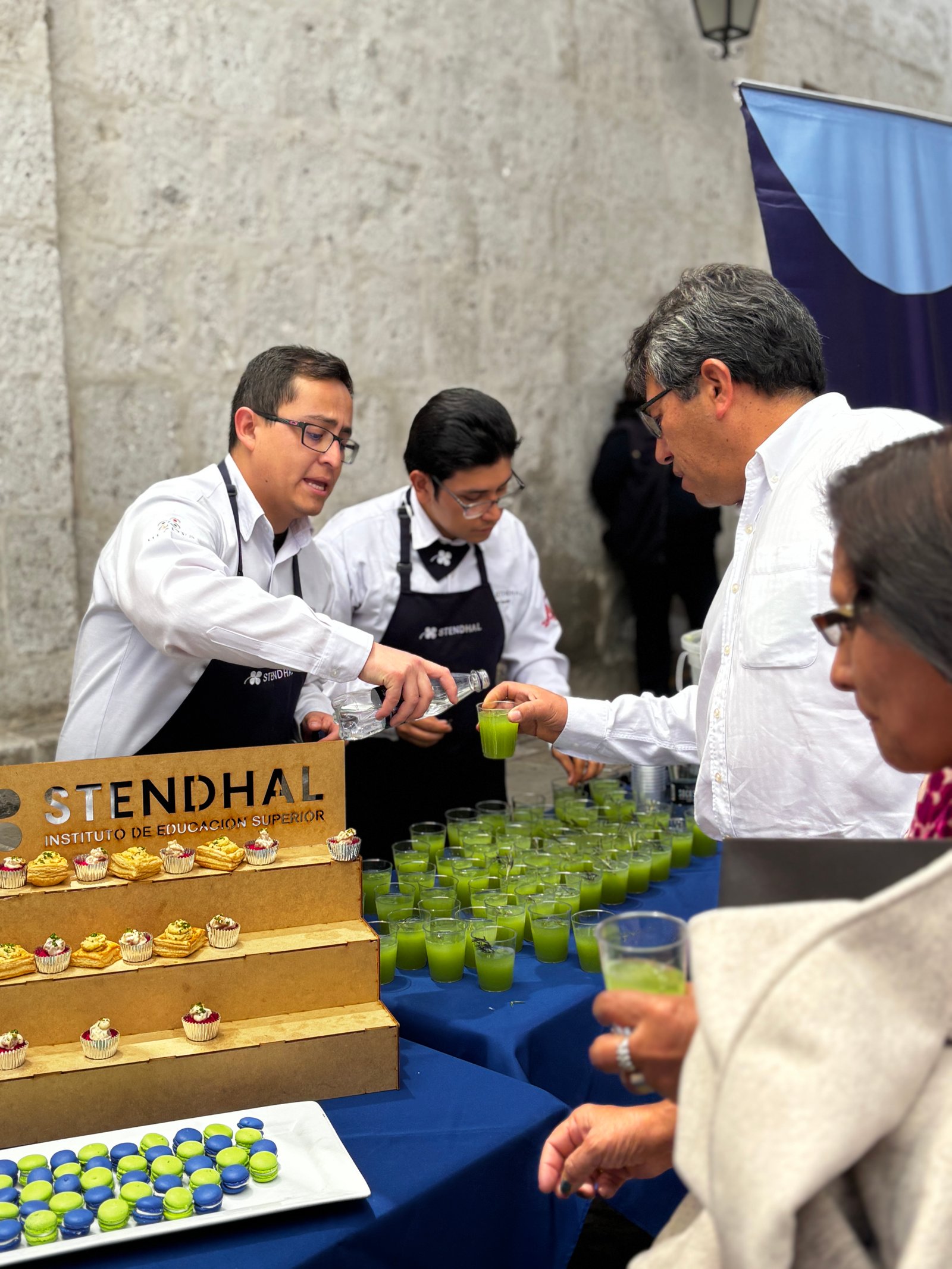 Estudiantes de Stendhal en Memorias CARA 2025 durante servicio de catering de Santé